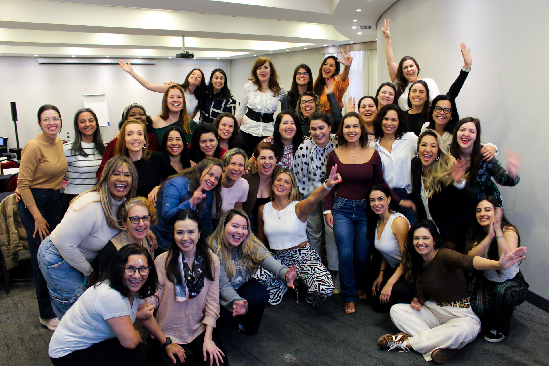 Primeira turma celebrando a formação