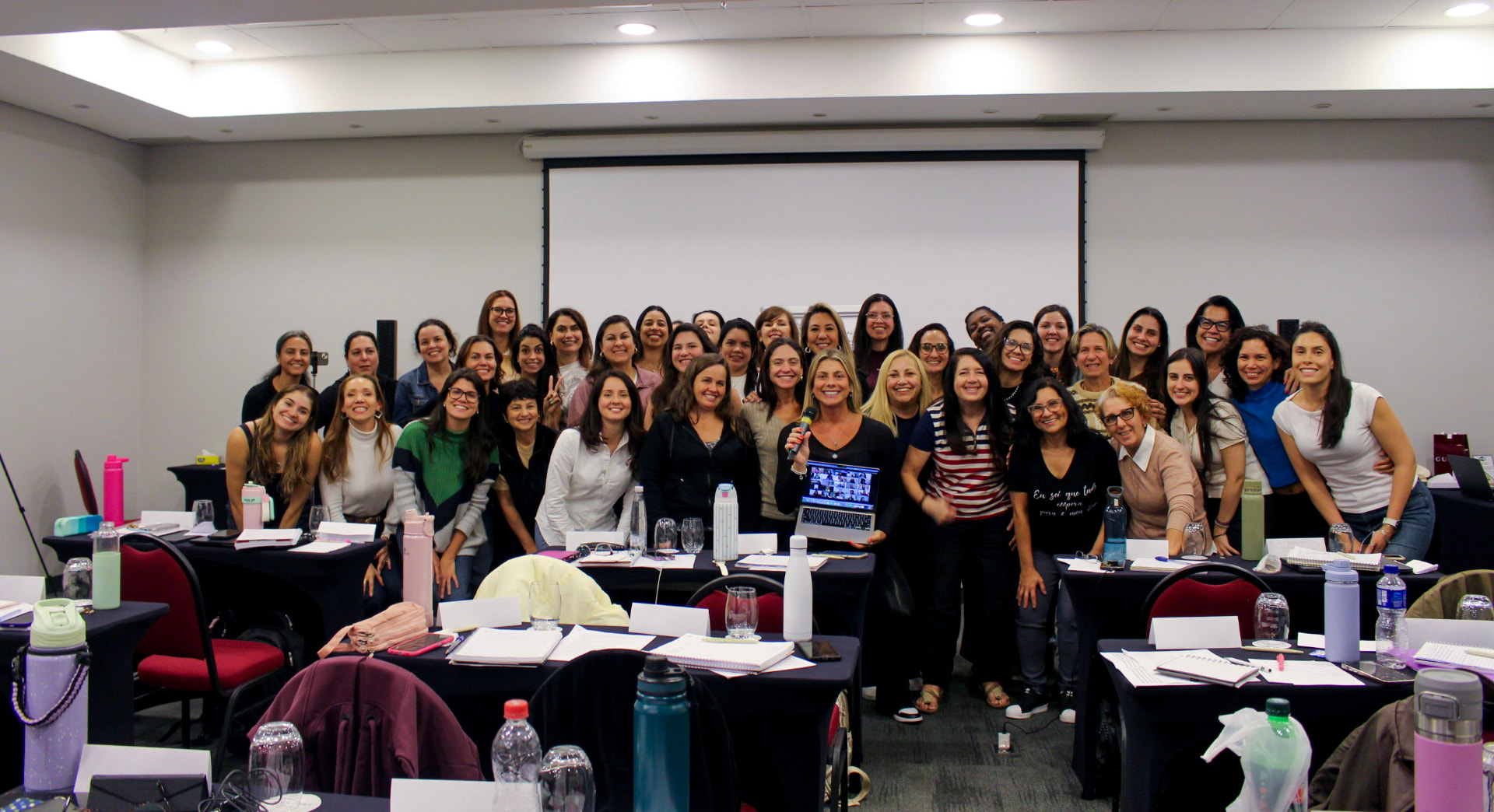 Participantes da primeira turma da Formação Recrie-se reunidas com Paula Correía