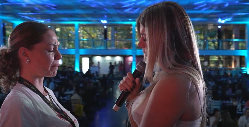 Paula Correía acolhendo uma participante durante uma palestra