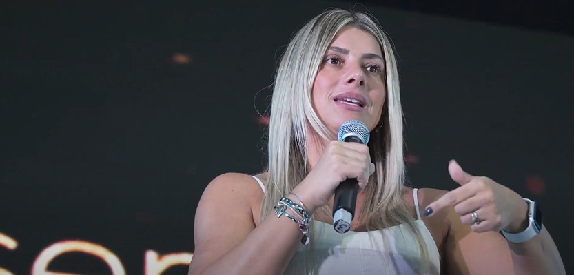 Paula Correía compartilhando o Método Recrie-se em uma palestra
